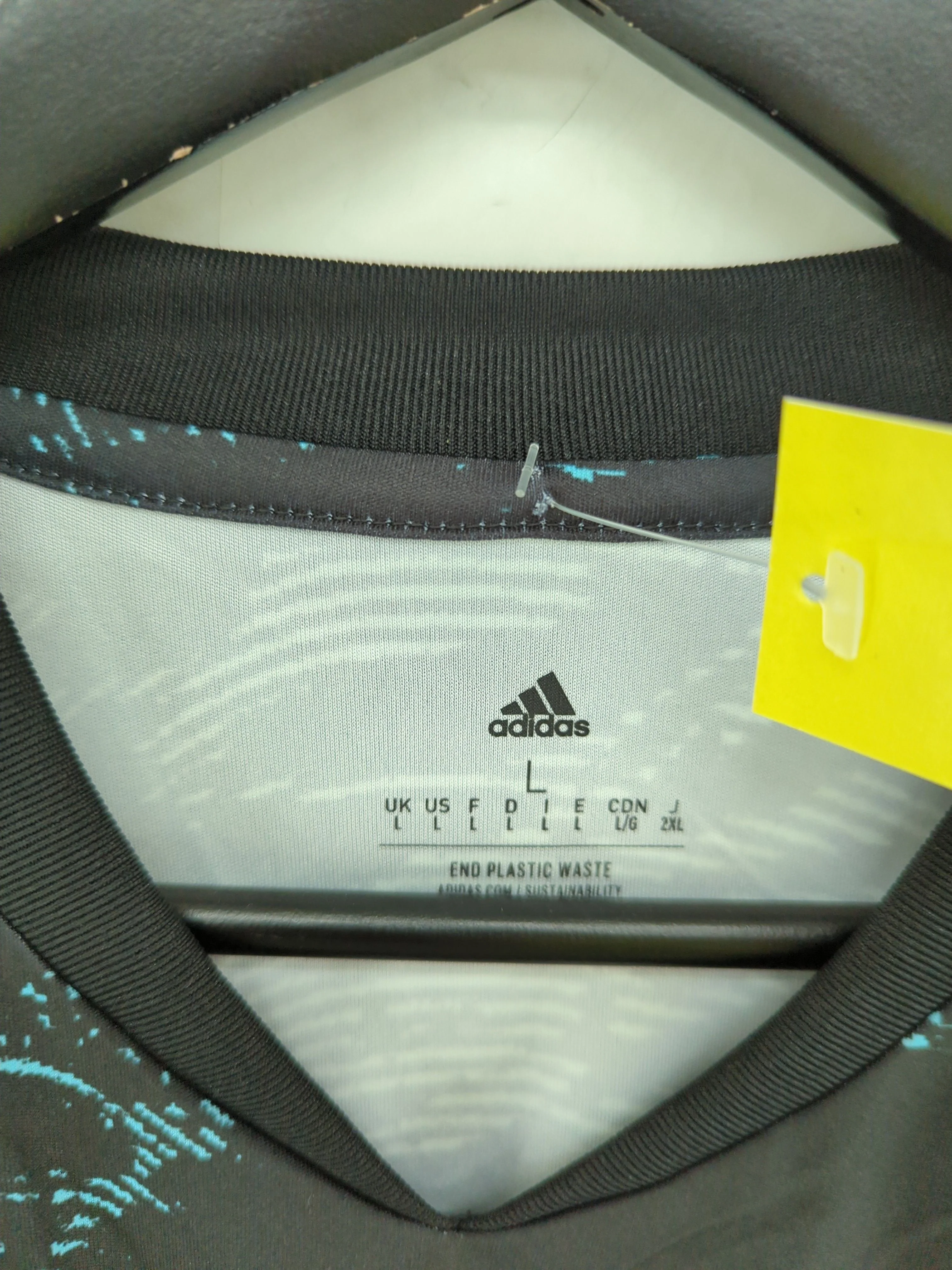 Adidas Men's T-Shirt L Black 100% Polyester V-Neck Basic New with tags - Image 5