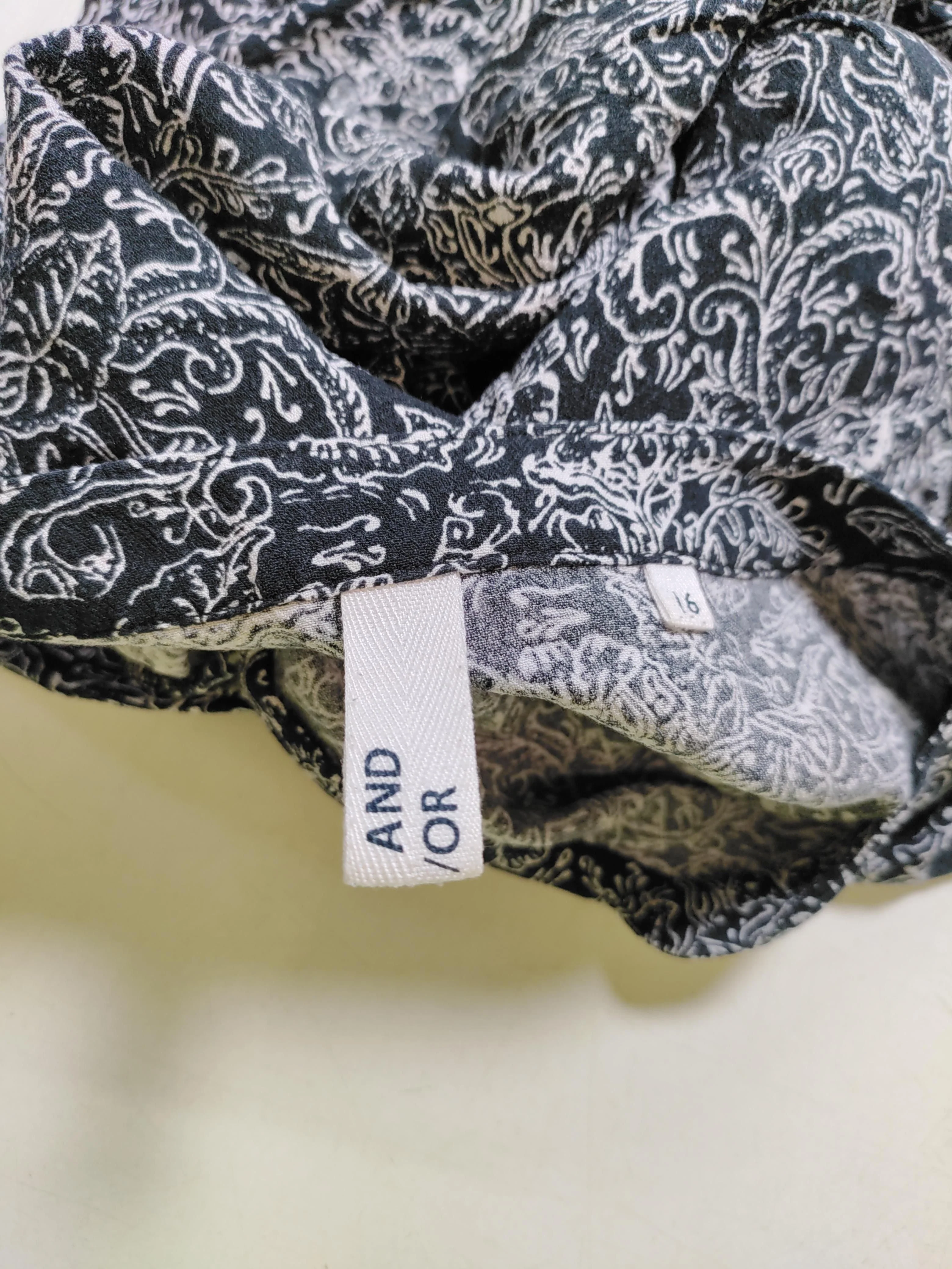 And/or Women's Top L Black Paisley 100% Viscose Long Sleeve Round Neck Basic - Image 5