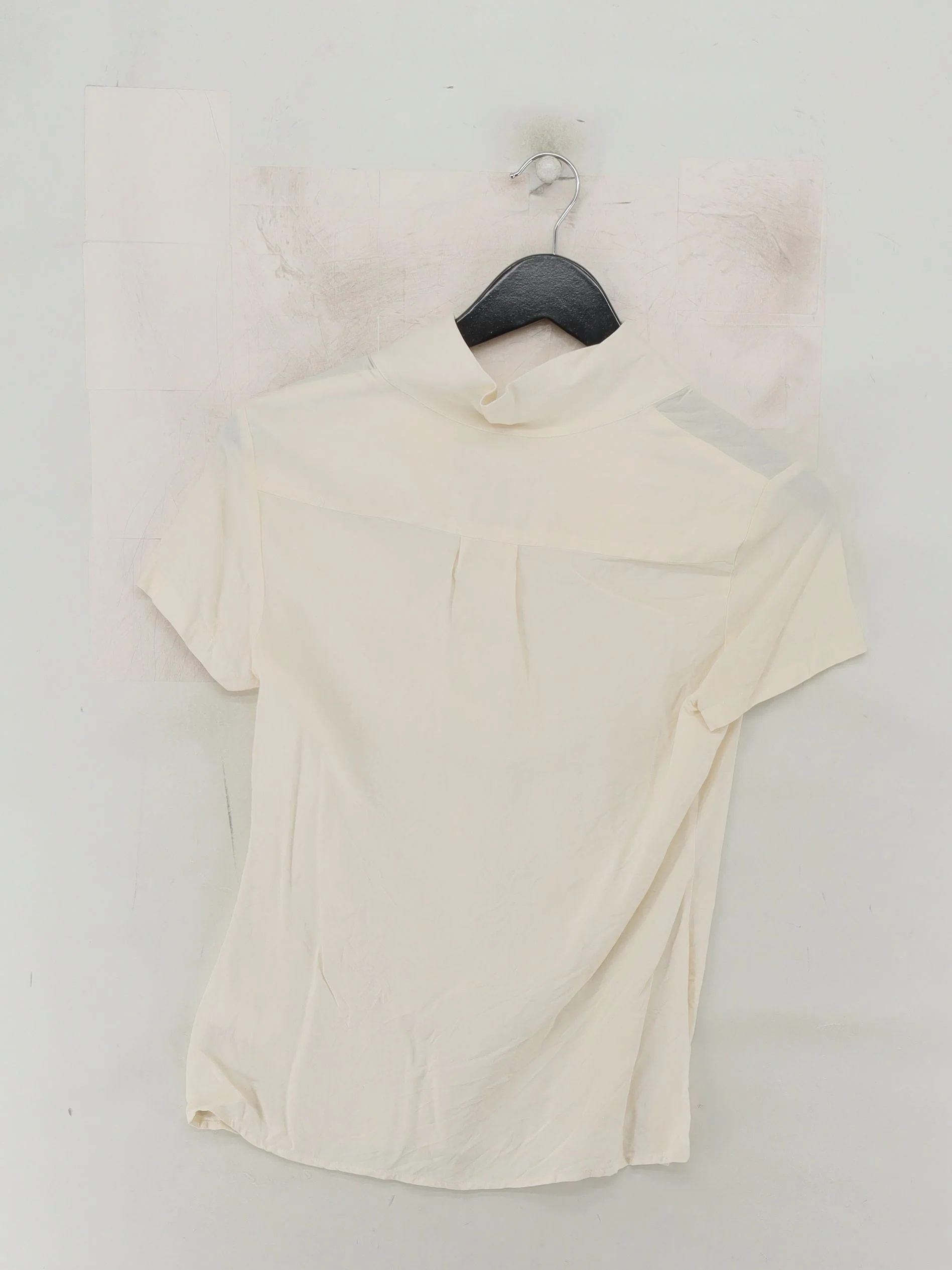 Banana Republic Women's Polo XS Cream 100% Silk Short Sleeve Collared Basic - Image 2