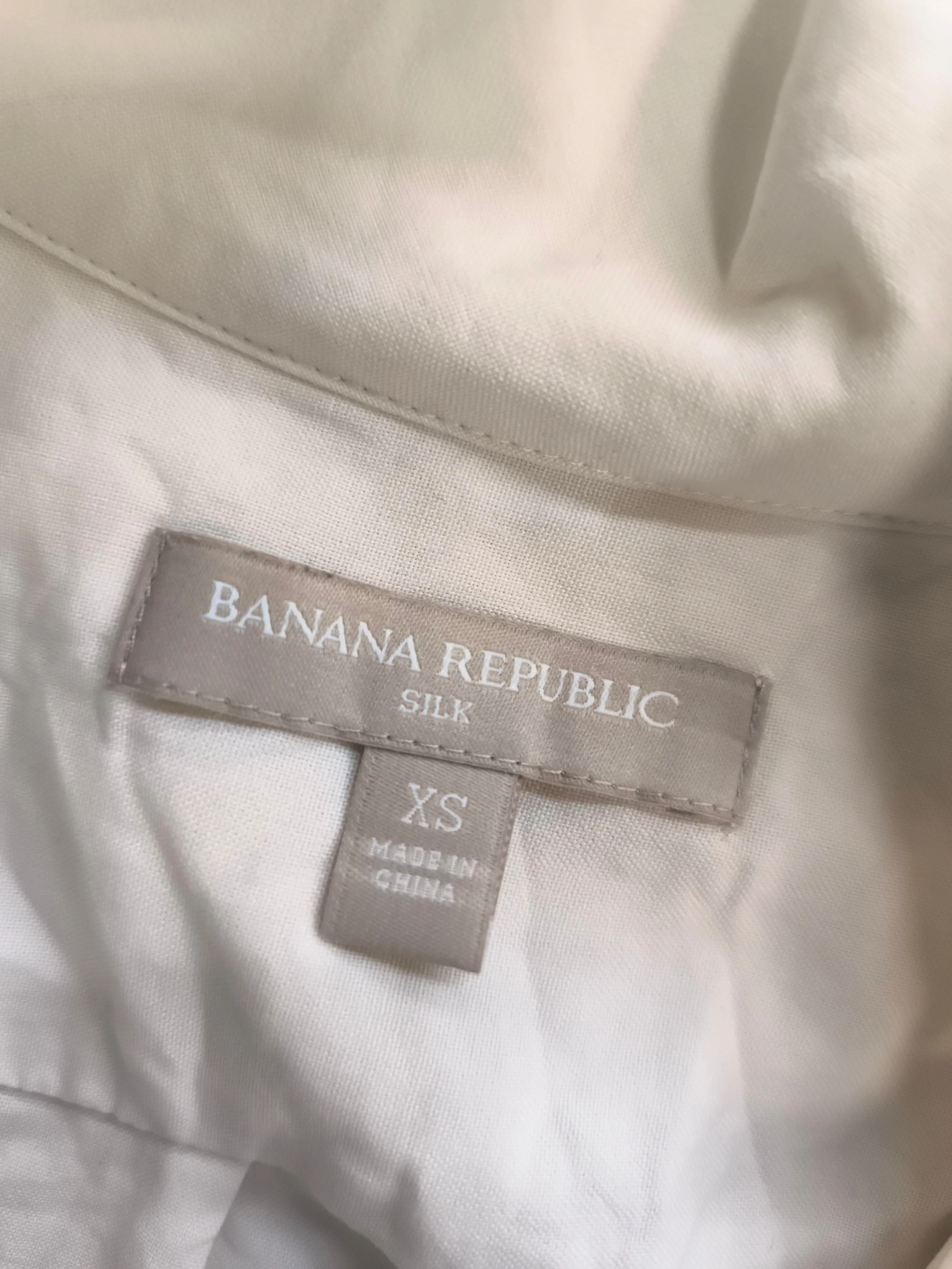 Banana Republic Women's Polo XS Cream 100% Silk Short Sleeve Collared Basic - Image 5