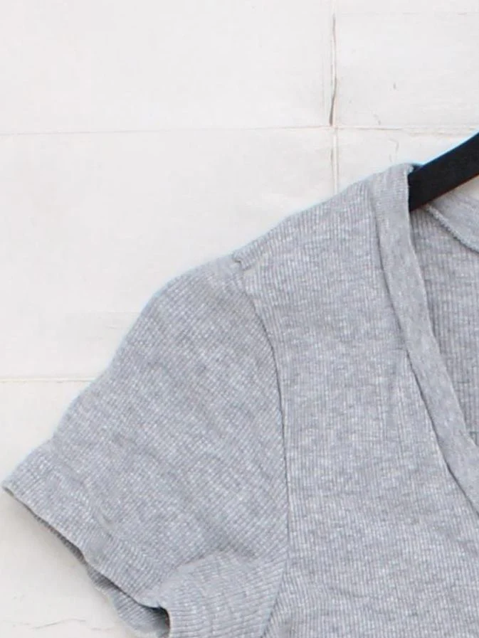 Brandy Melville Women's Top XS Grey 100% Other Short Sleeve V-Neck Cropped - Image 4