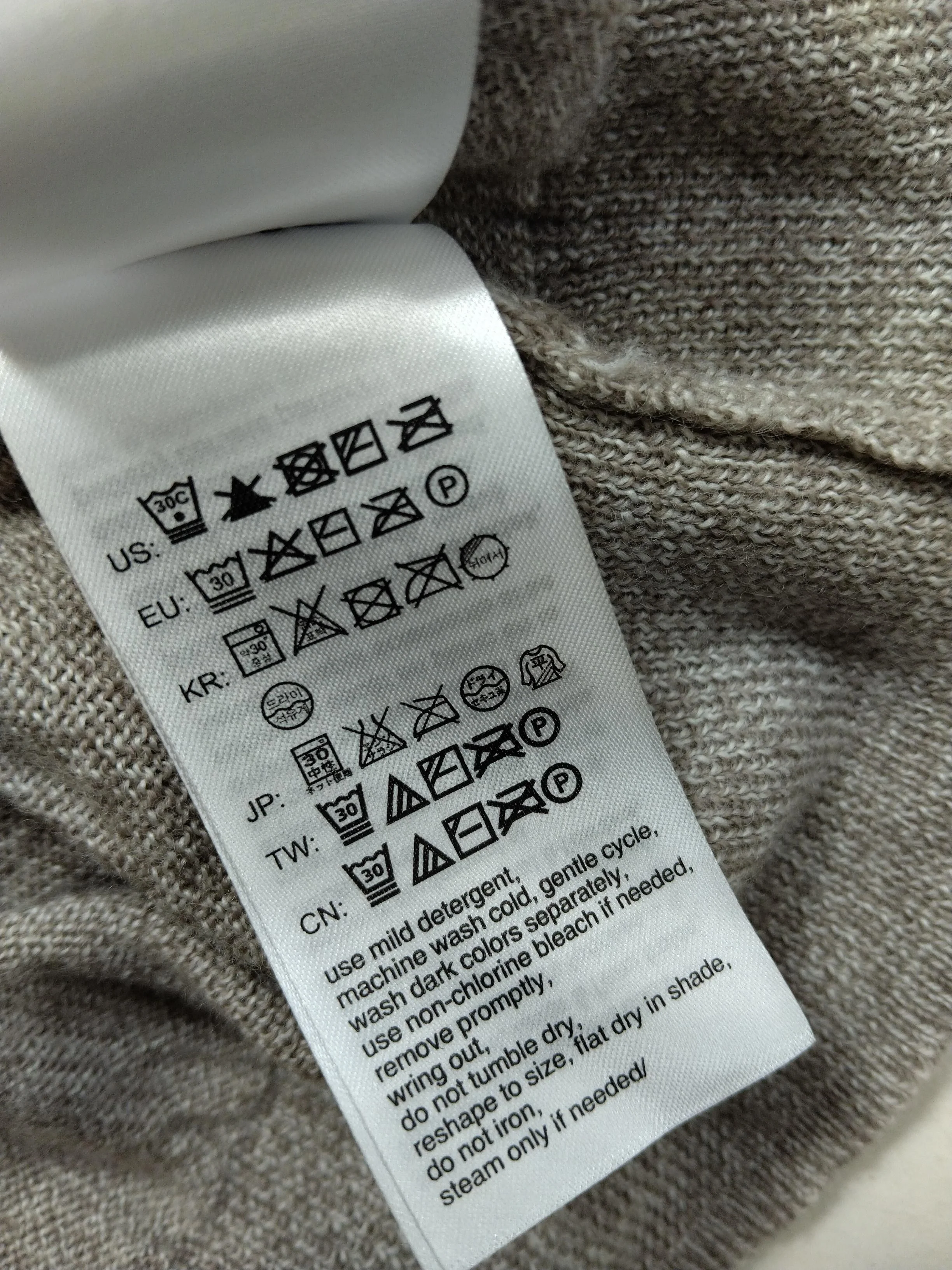 Calvin Klein Men's Jumper L Tan 100% Wool V-Neck Pullover - Image 10