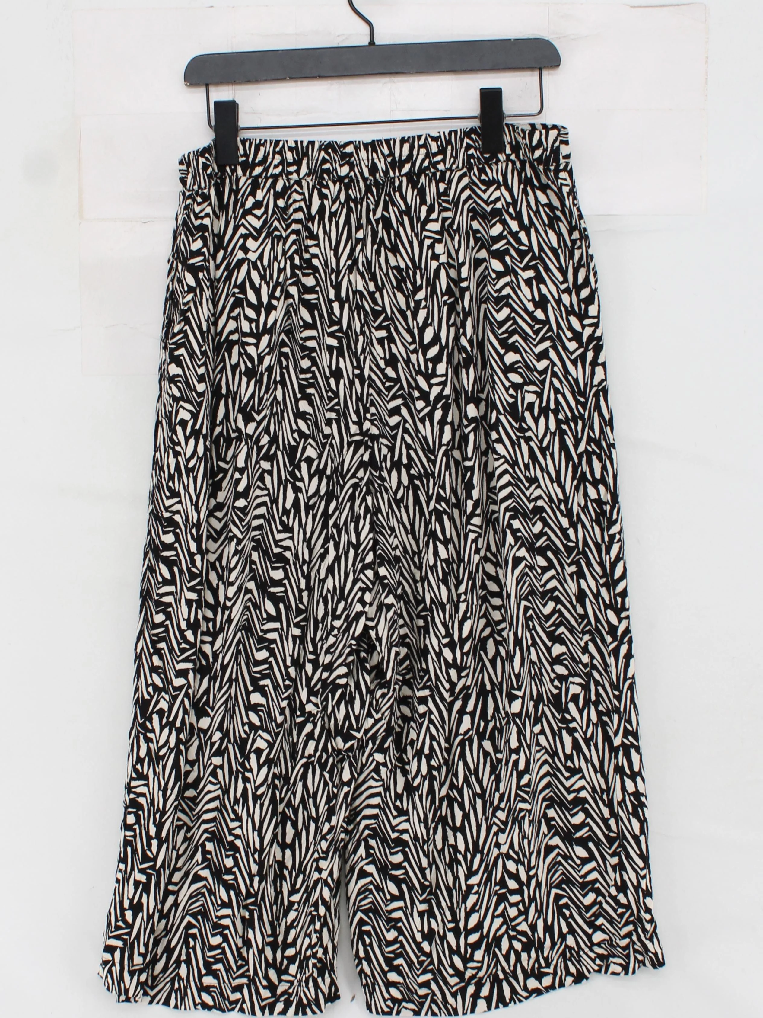 Fat Face Women's Trousers UK 12 Black Animal Print 100% Viscose Wide-Leg Cropped - Image 2