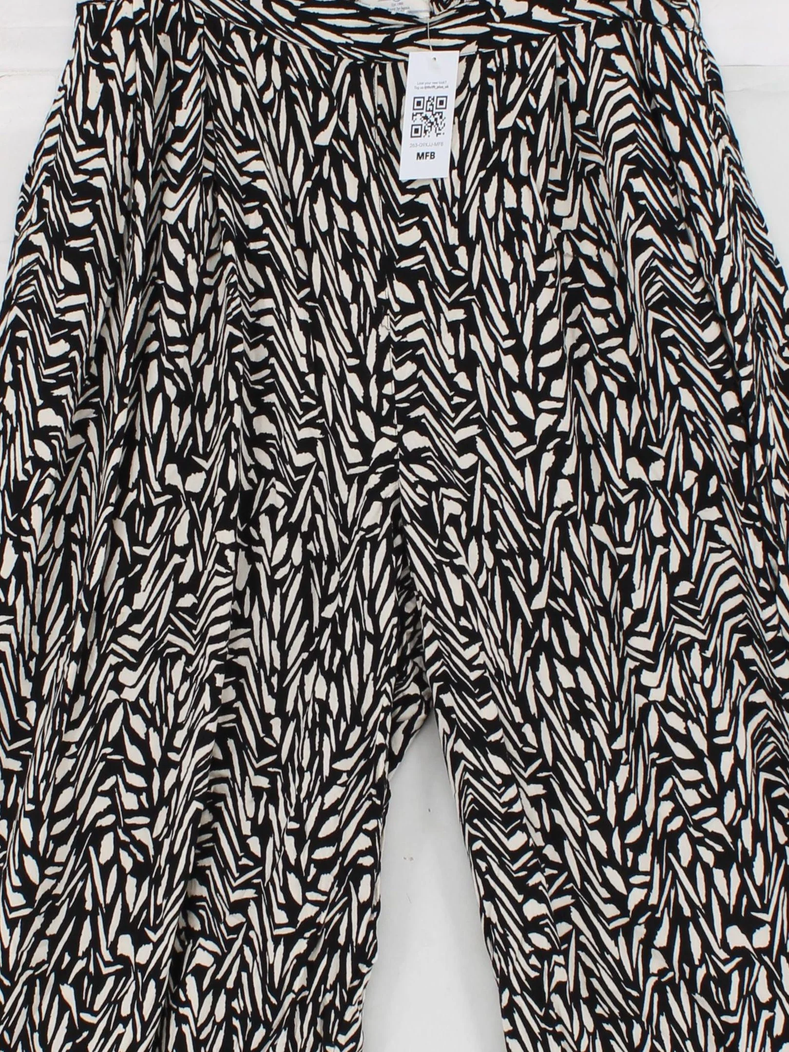 Fat Face Women's Trousers UK 12 Black Animal Print 100% Viscose Wide-Leg Cropped - Image 3