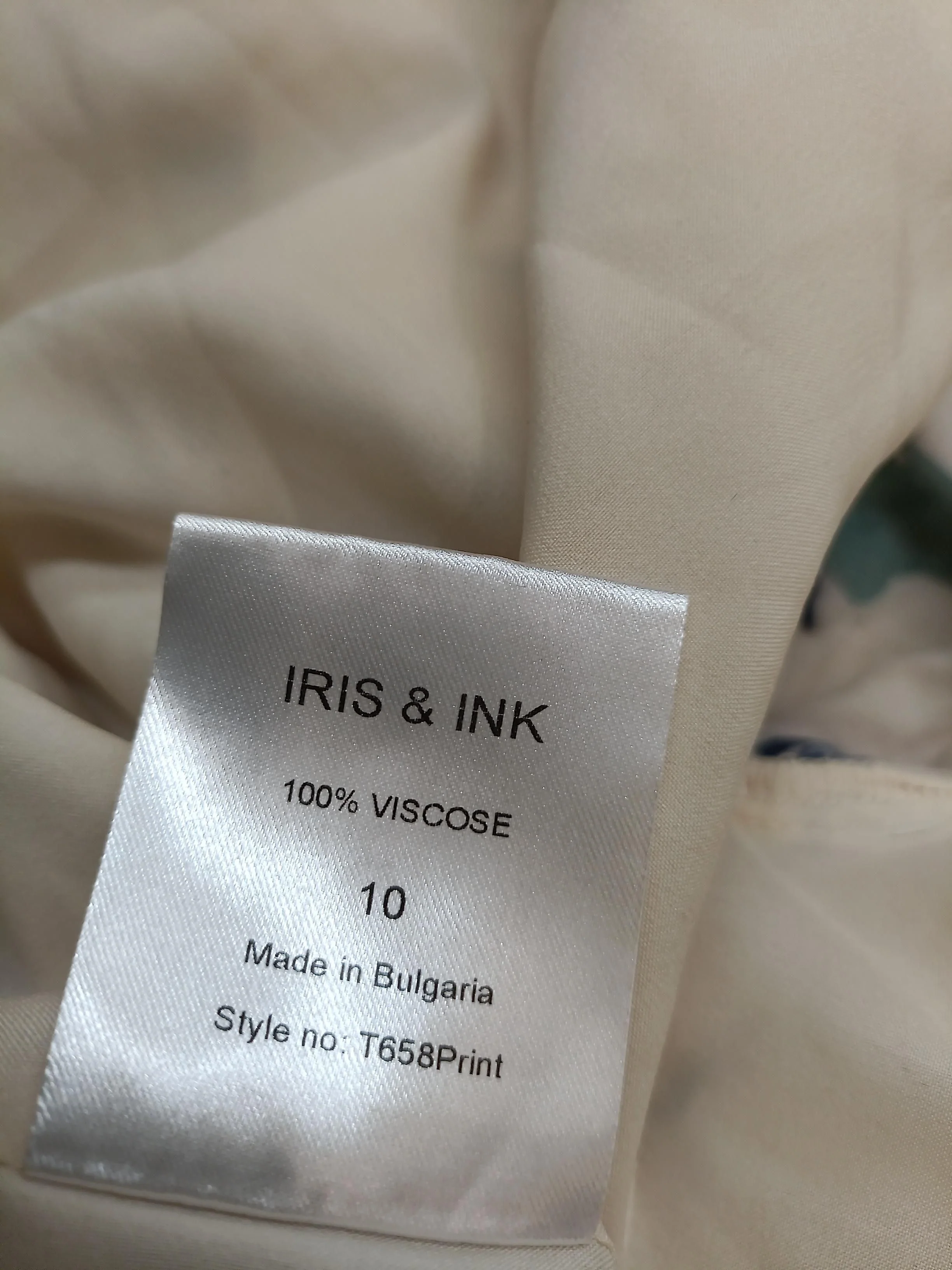 Iris & Ink Women's Top S Cream Floral 100% Viscose Short Sleeve V-Neck Cropped - Image 6