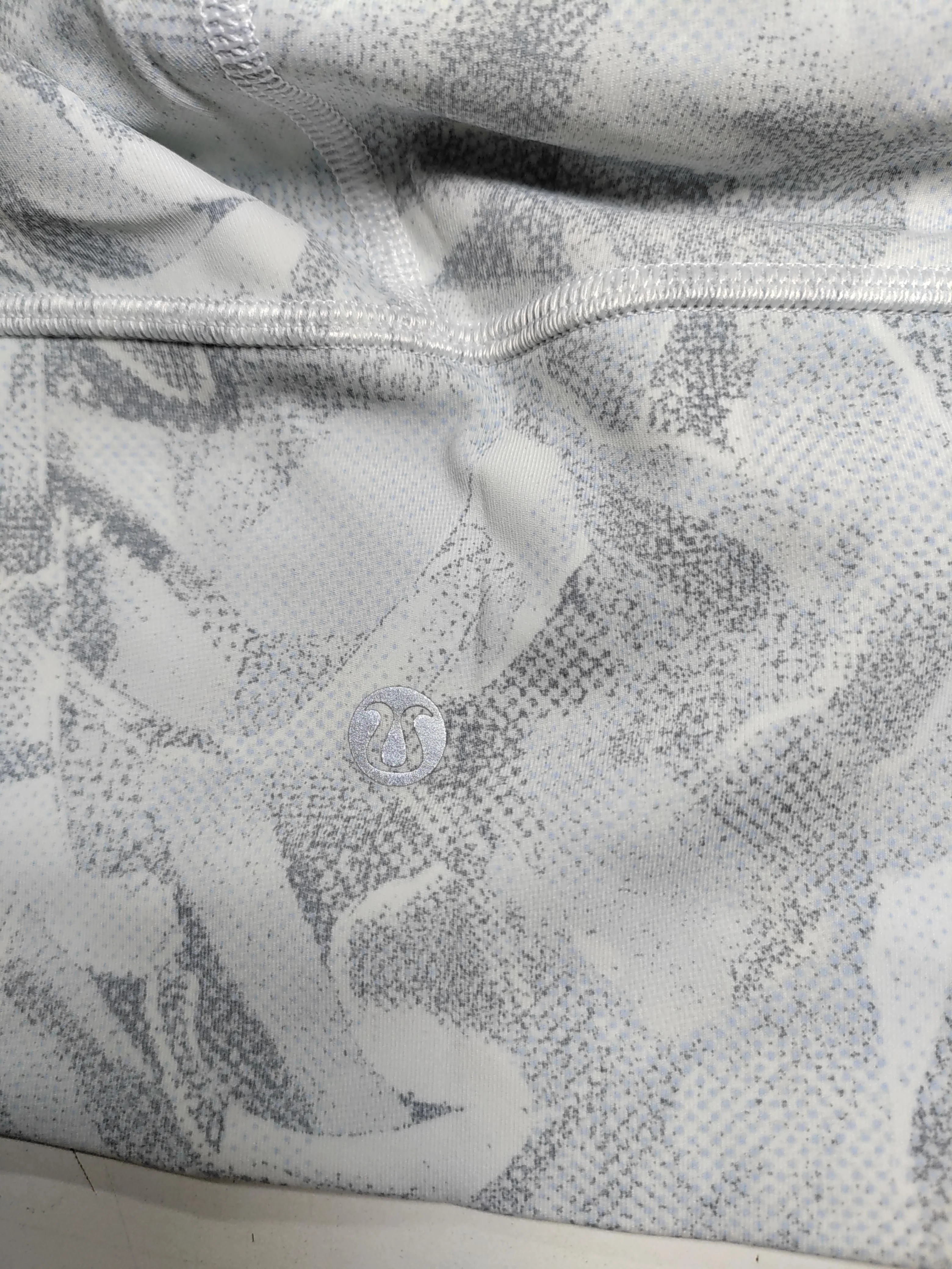 Lululemon Women's Leggings UK 8 White Geometric Polyester with Elastane Cropped - Image 6