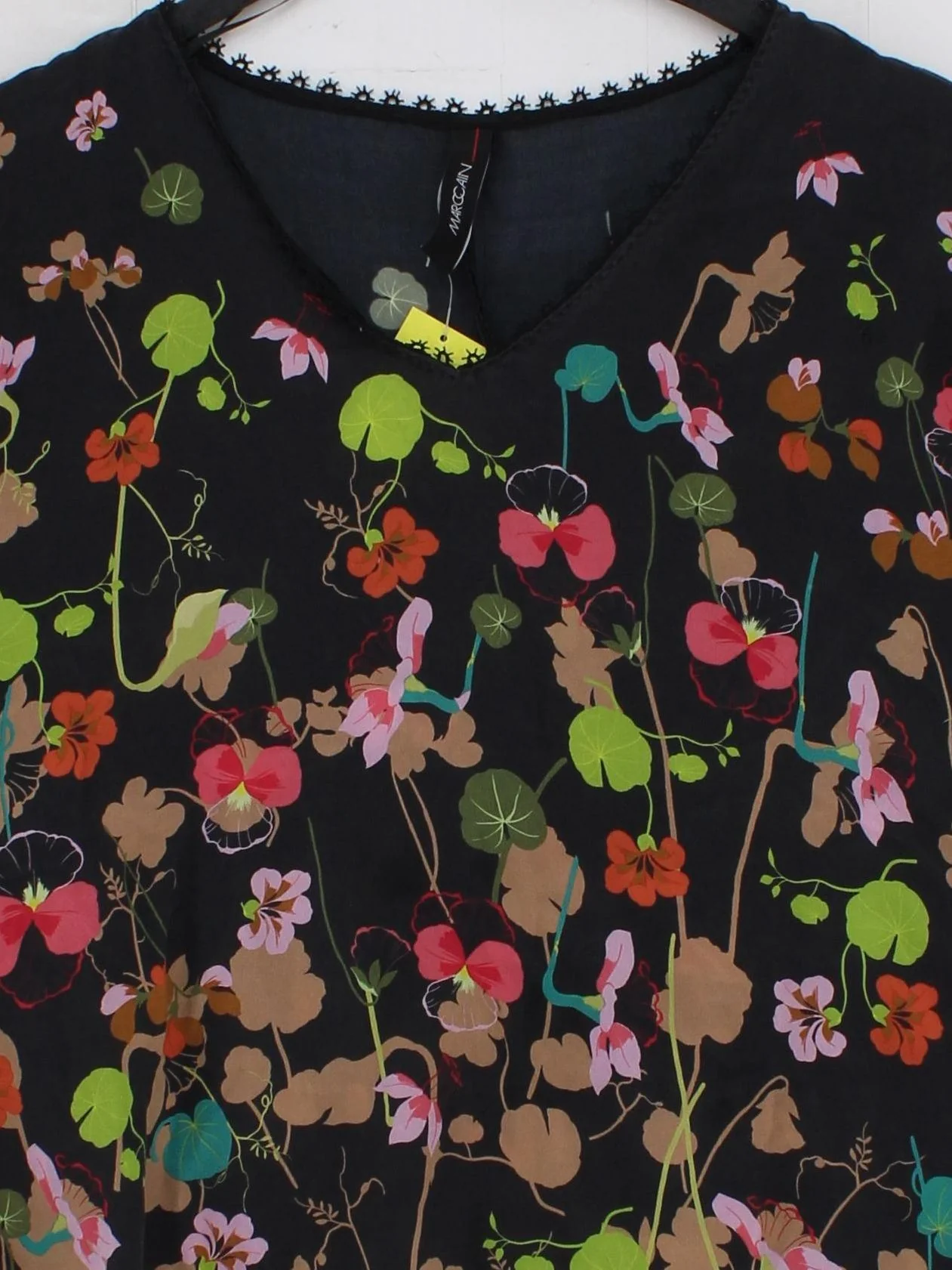 Marc Cain Women's Top M Black Floral 100% Silk Short Sleeve V-Neck Basic - Image 3