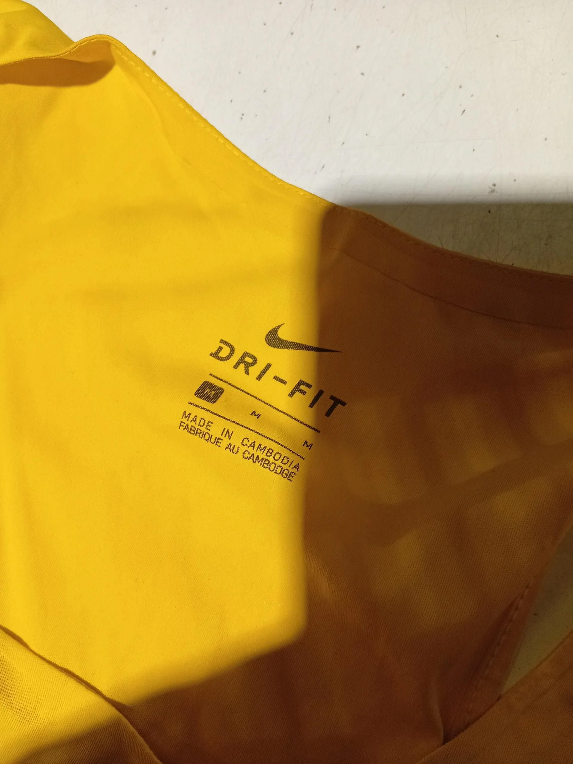 Nike Men's T-Shirt M Yellow Graphic 100% Polyester Sleeveless Round Neck Basic - Image 6