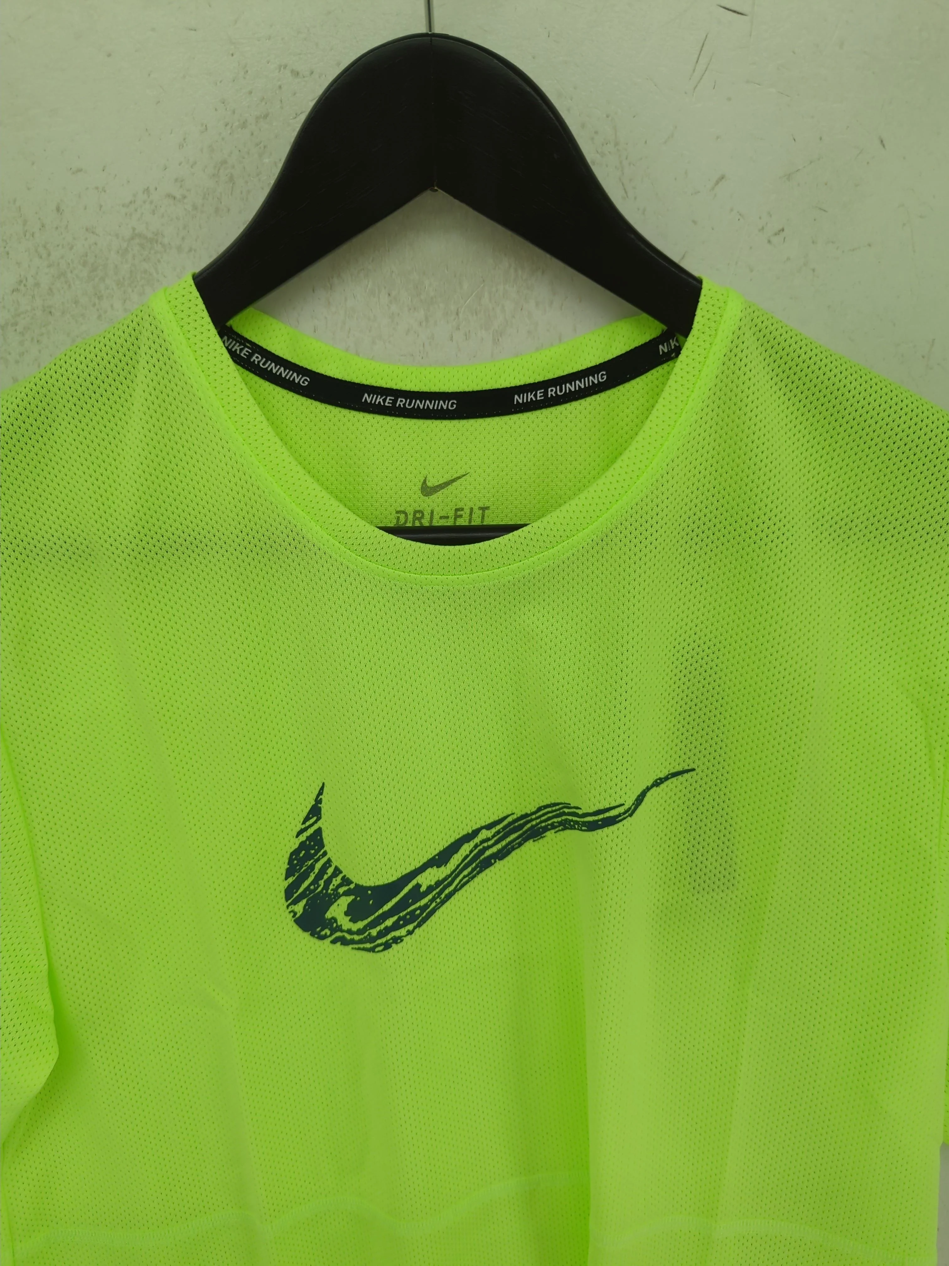 Nike Men's T-Shirt S Green Graphic 100% Polyester Crew Neck Basic New with tags - Image 3