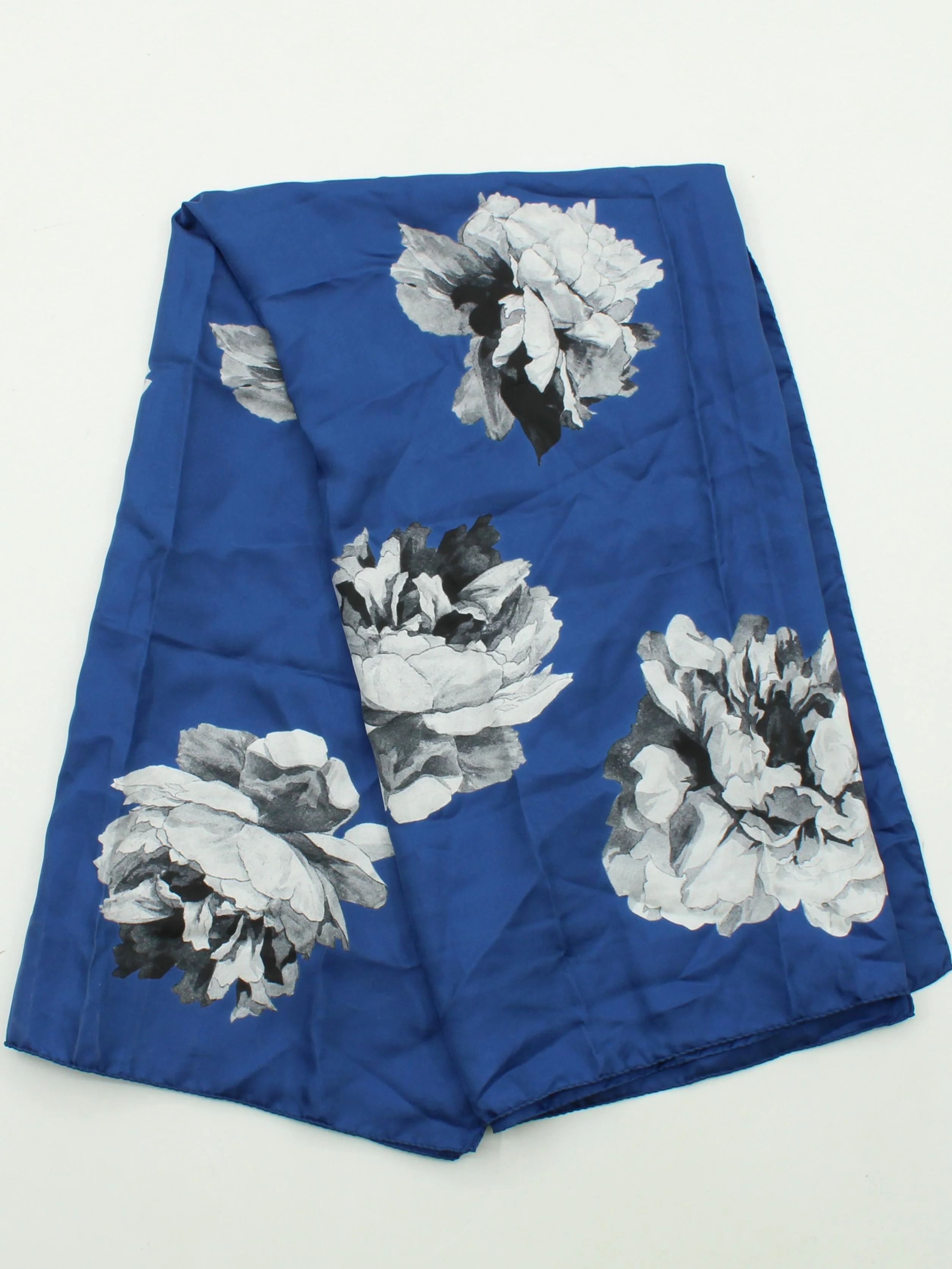 Paul Smith Women's Scarf Blue Floral 100% Silk Rectangle Scarf - Image 2