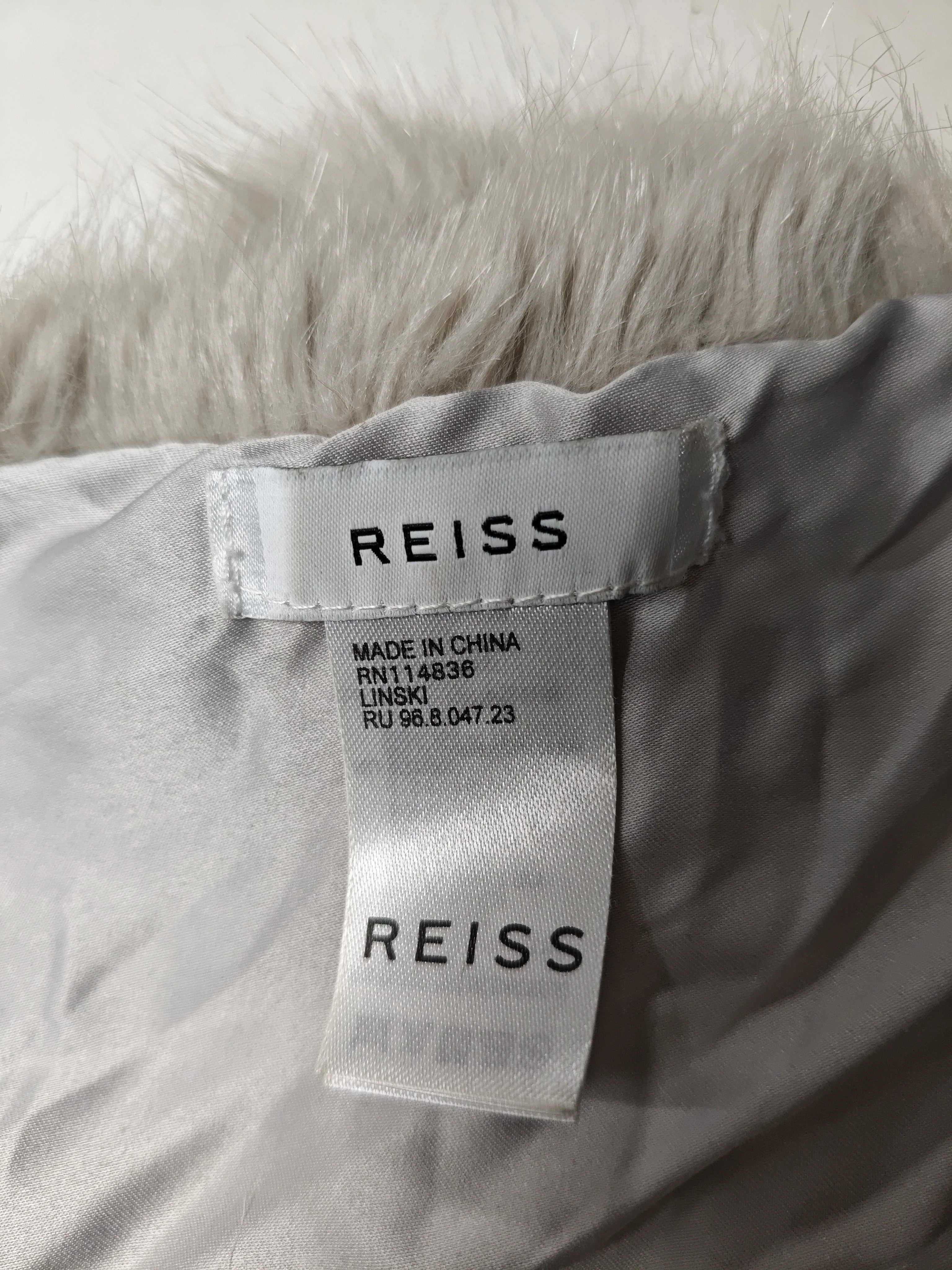 Reiss Women's Scarf Cream 100% Faux Fur Rectangle Scarf - Image 6