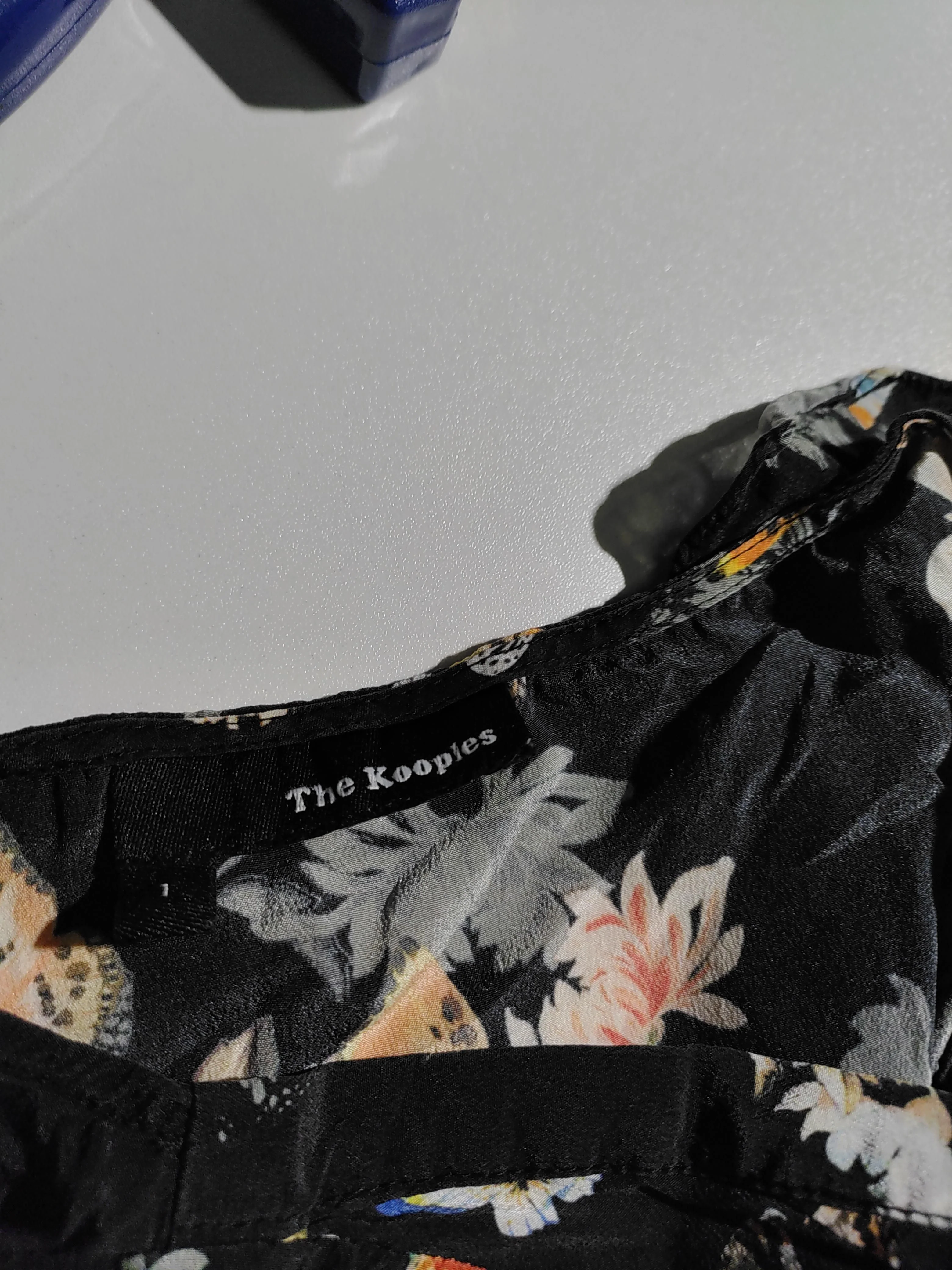 The Kooples Women's Blouse XXS Black 100% Silk Short Sleeve V-Neck Basic - Image 6