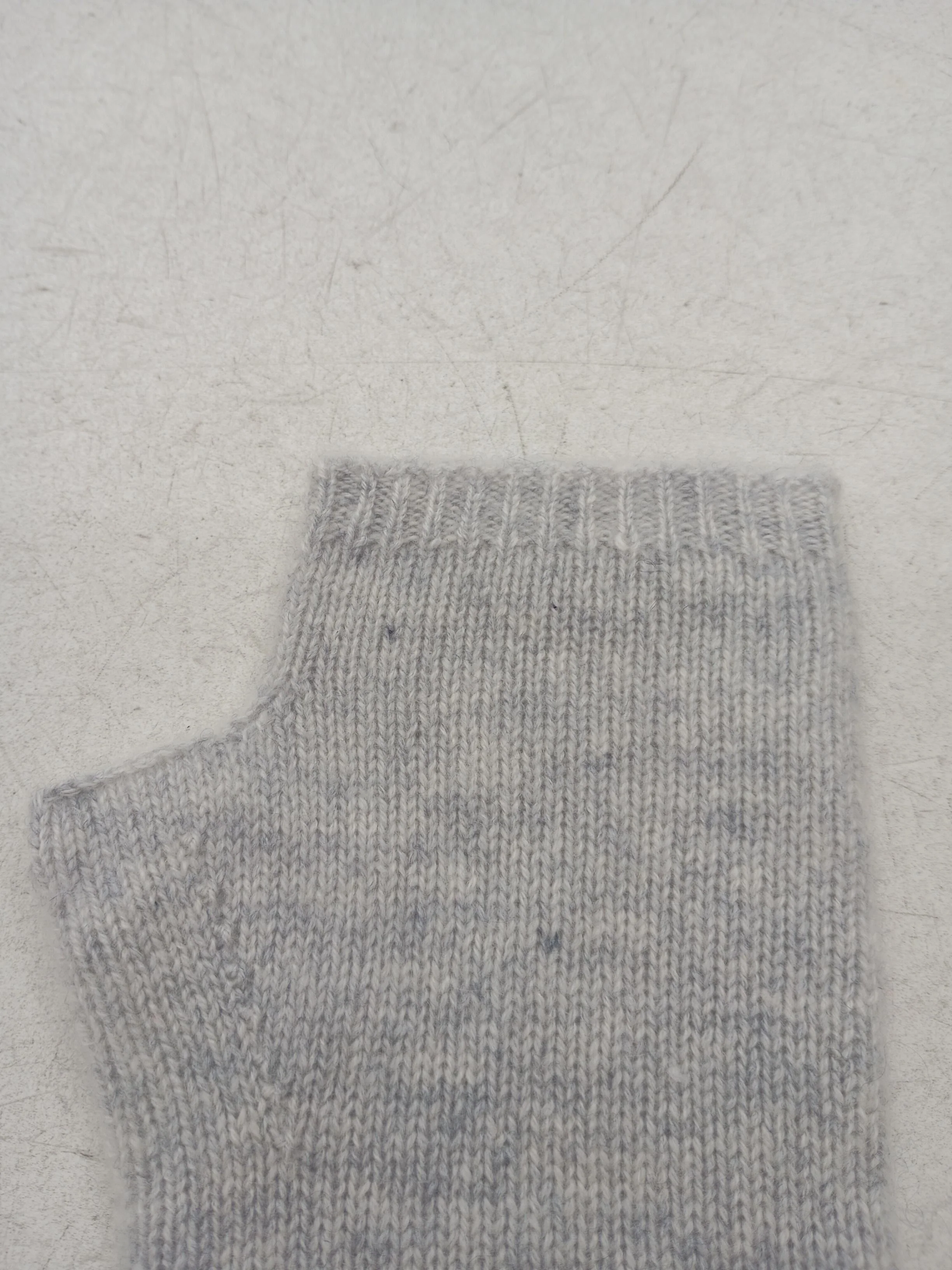 The White Company Women's Gloves M Grey 100% Cashmere Arm Warmer - Image 4