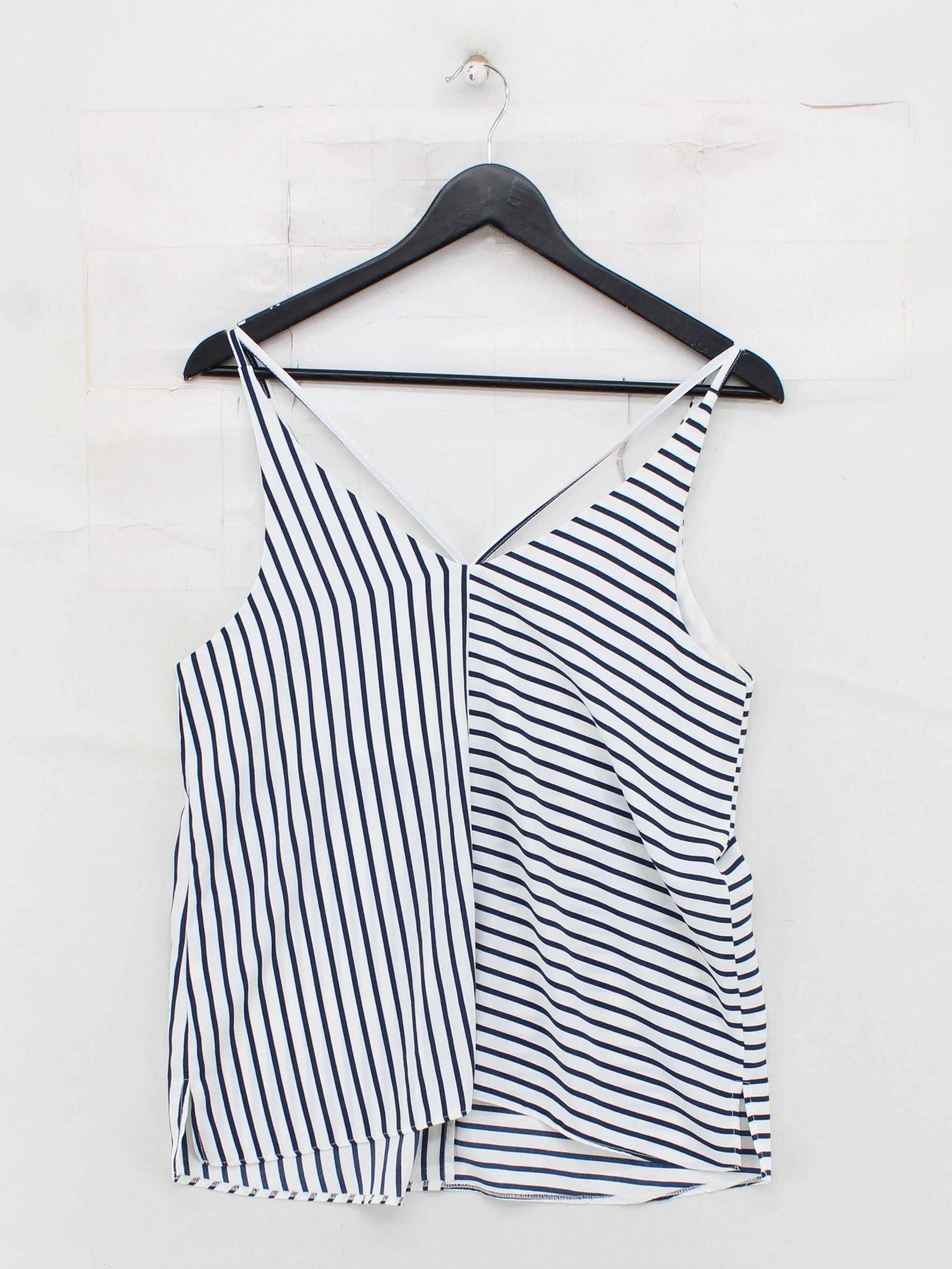 Topshop Women's Top M White Striped 100% Polyester Sleeveless V-Neck Basic - Image 2
