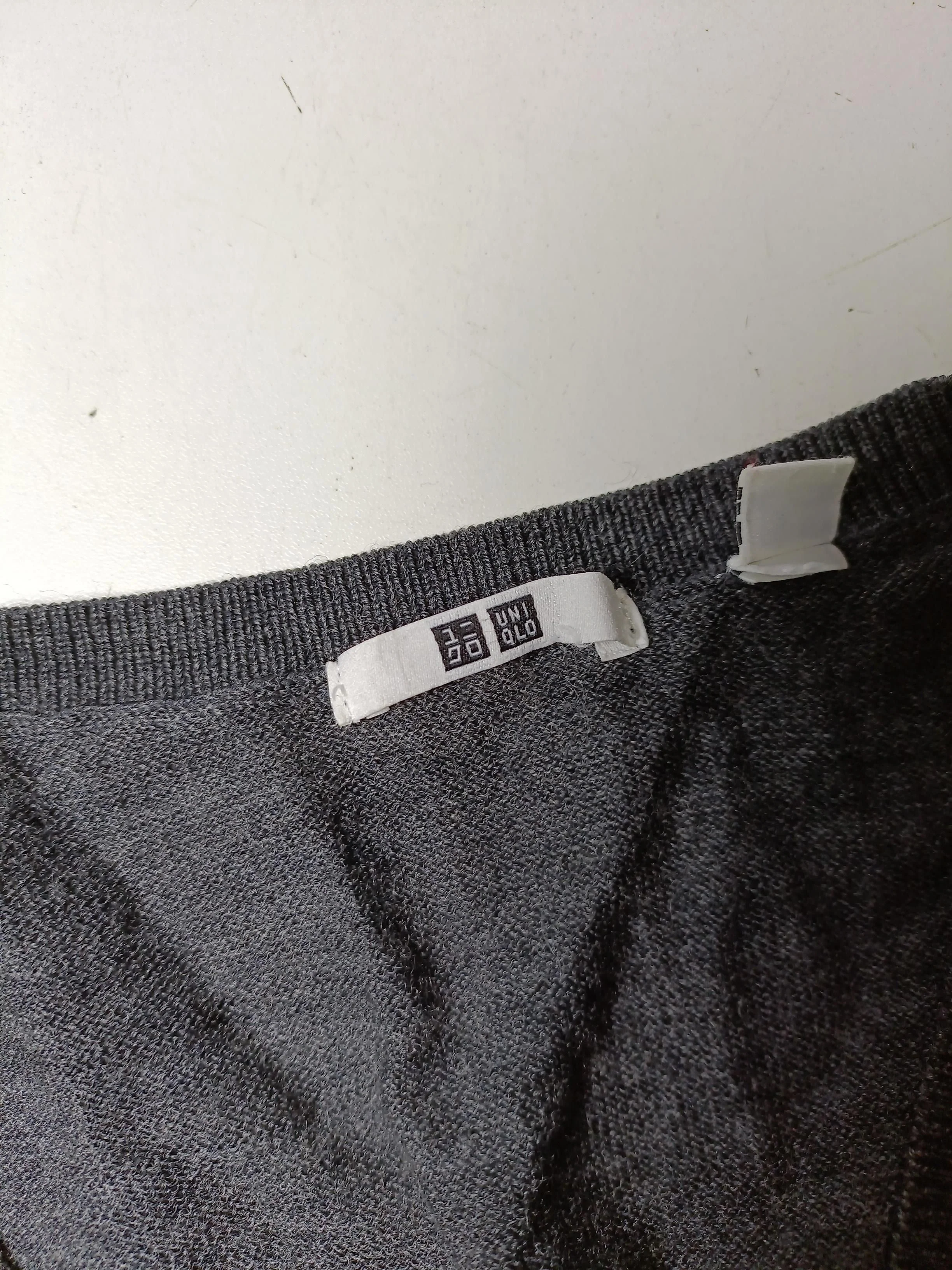 Uniqlo Men's Jumper M Grey 100% Wool V-Neck Pullover - Image 5