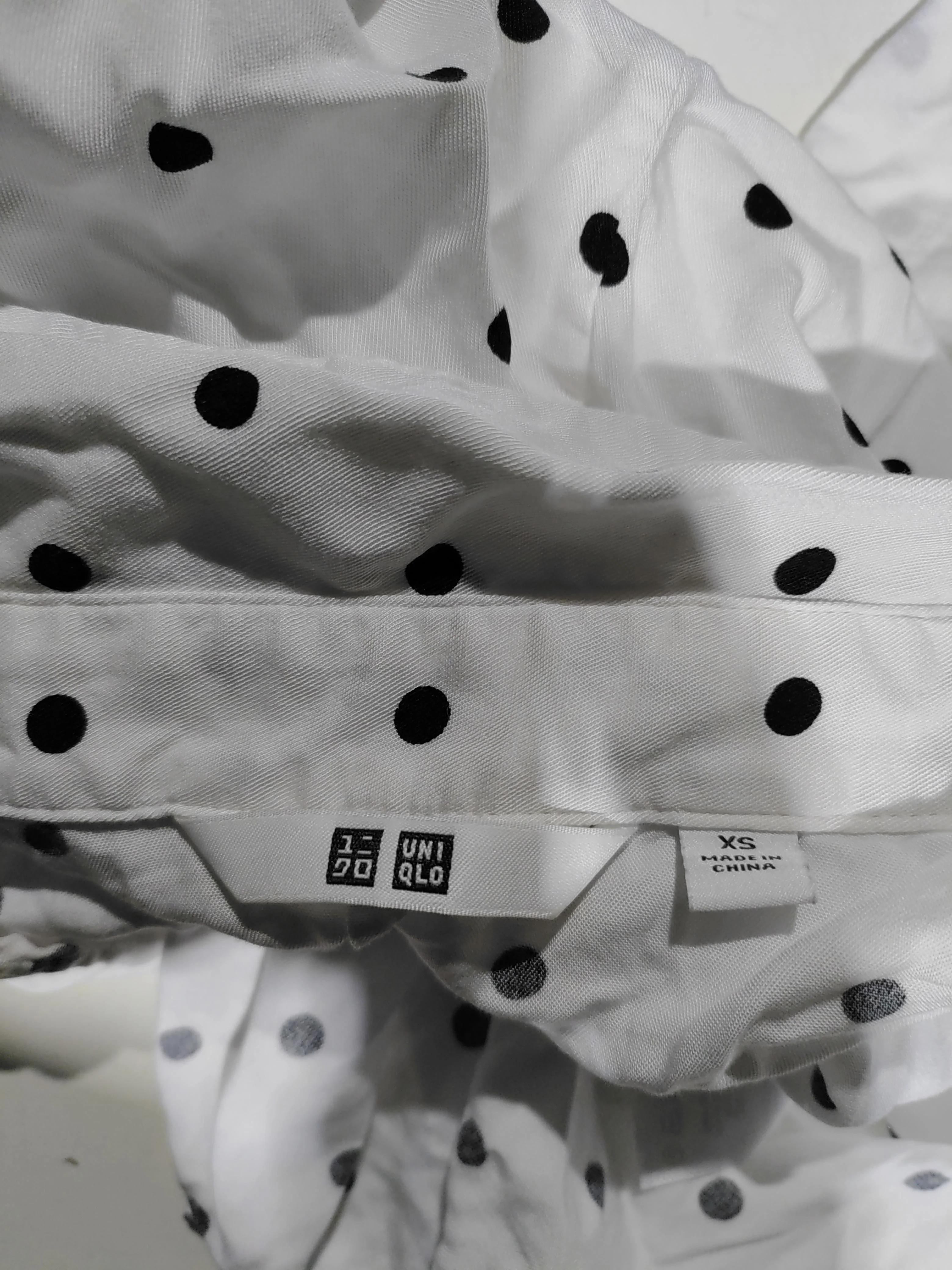 Uniqlo Women's Shirt XS White Polkadot 100% Viscose Short Sleeve Collared Basic - Image 5