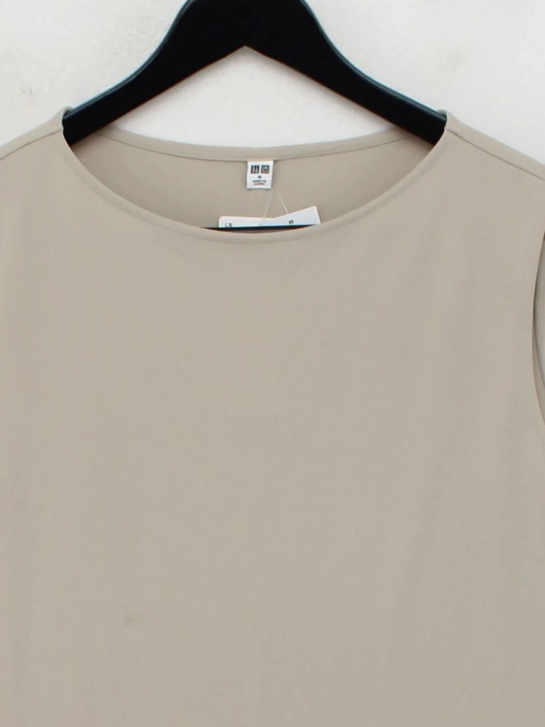 Uniqlo Women's T-Shirt M Cream Polyester with Elastane Basic - Image 3