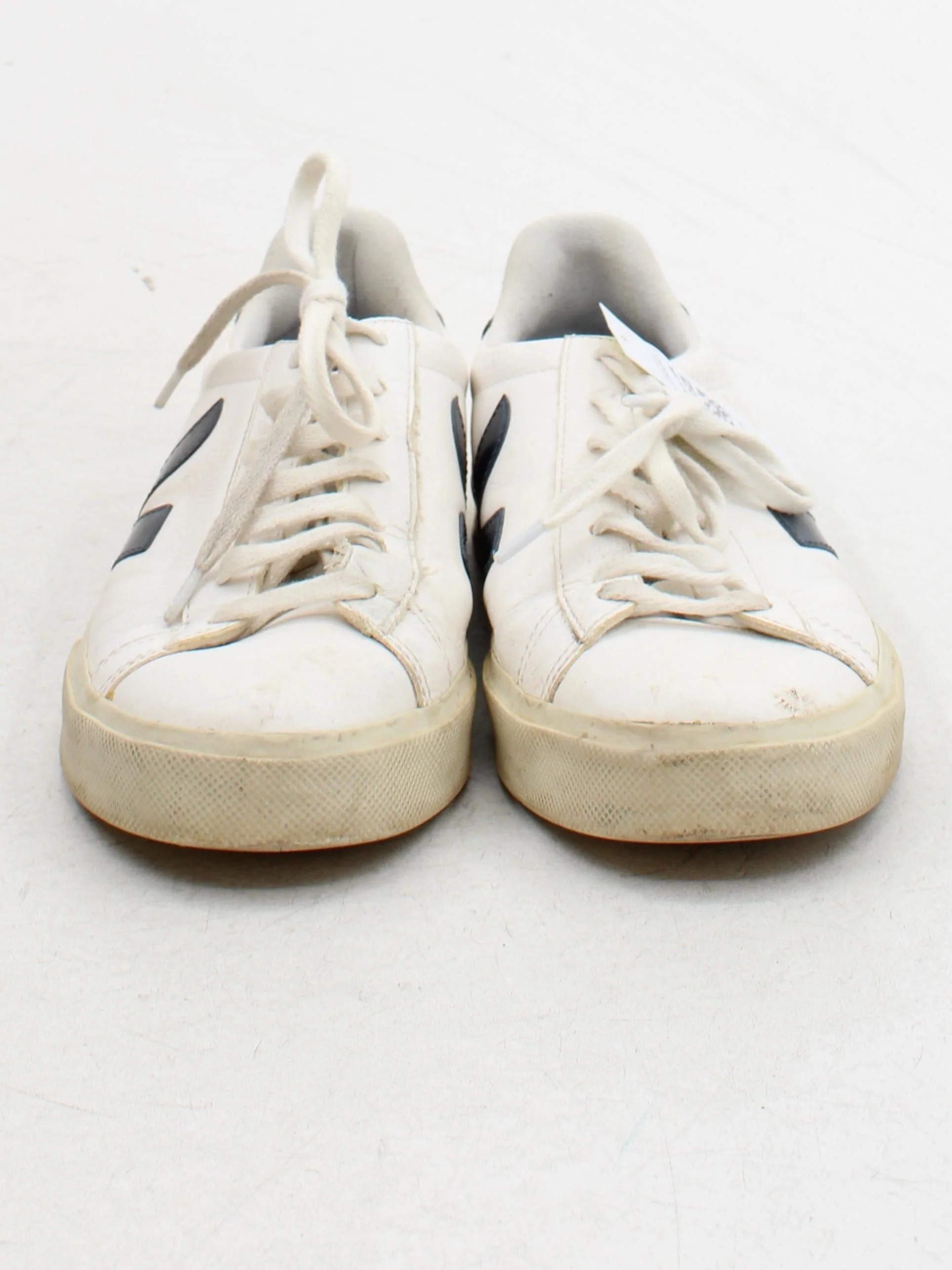 Veja Women's Trainers UK9 in White - Image 2