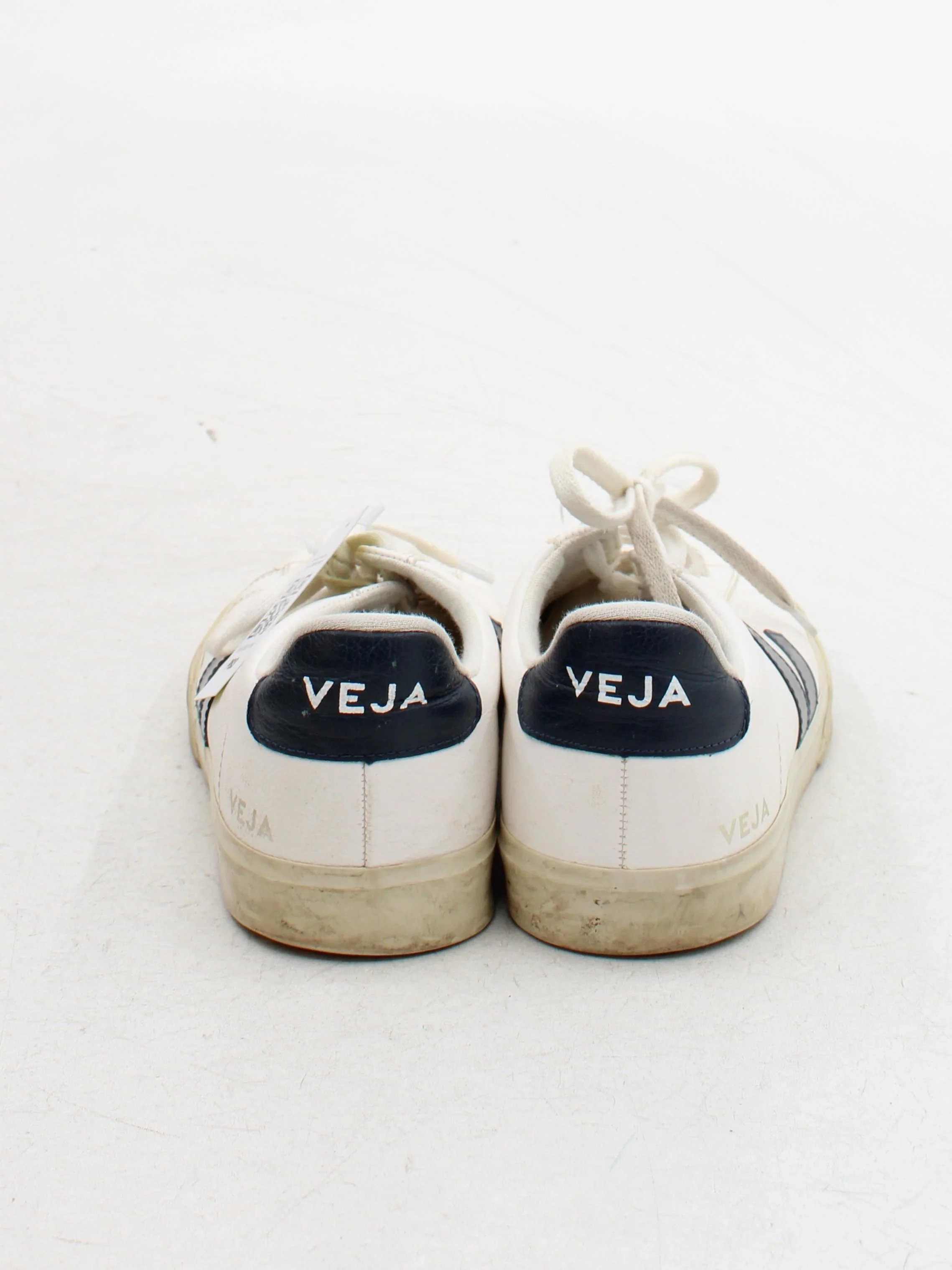 Veja Women's Trainers UK9 in White - Image 3