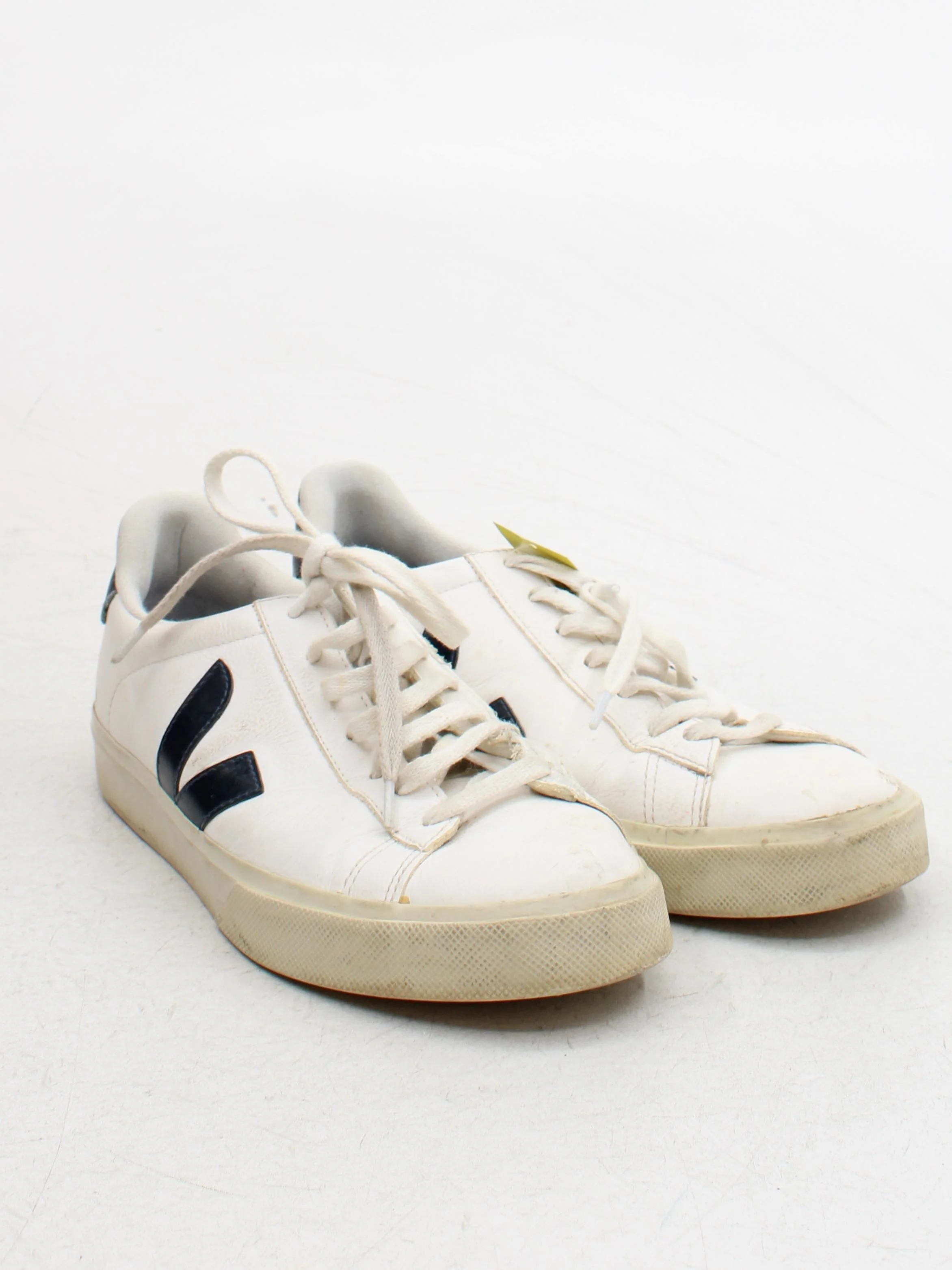 Veja Women's Trainers UK9 in White - Image 4