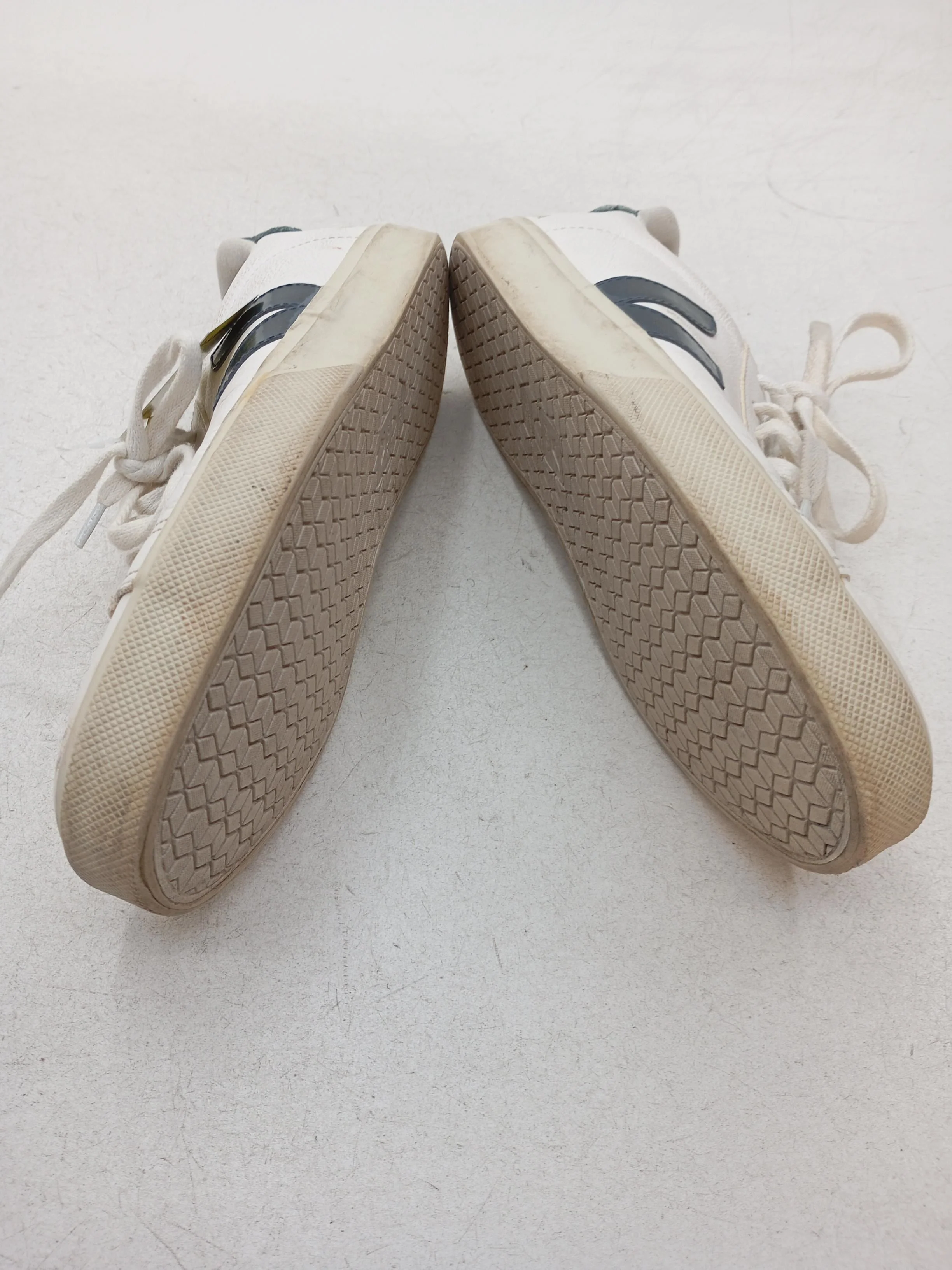 Veja Women's Trainers UK9 in White - Image 7