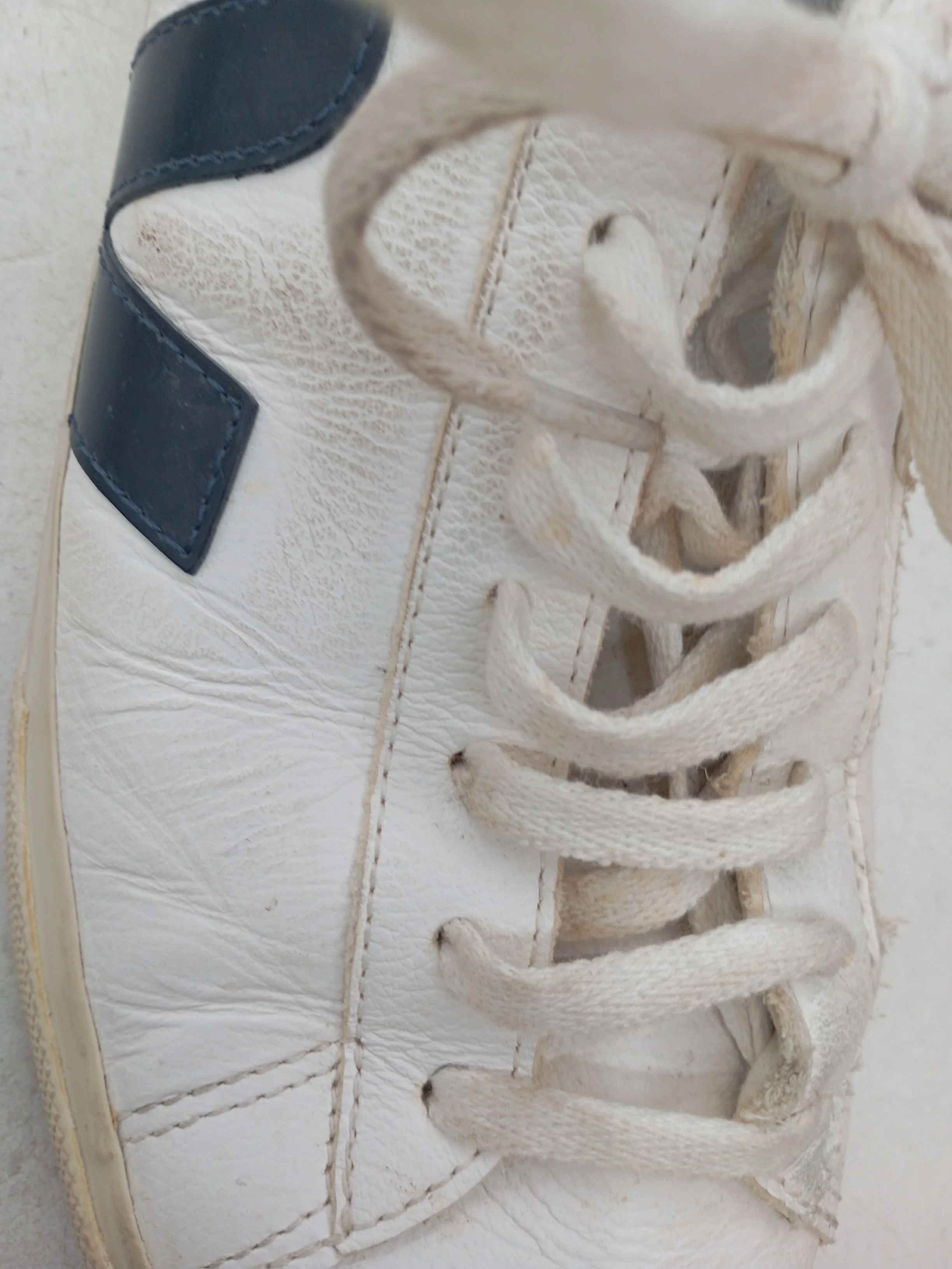 Veja Women's Trainers UK9 in White - Image 9